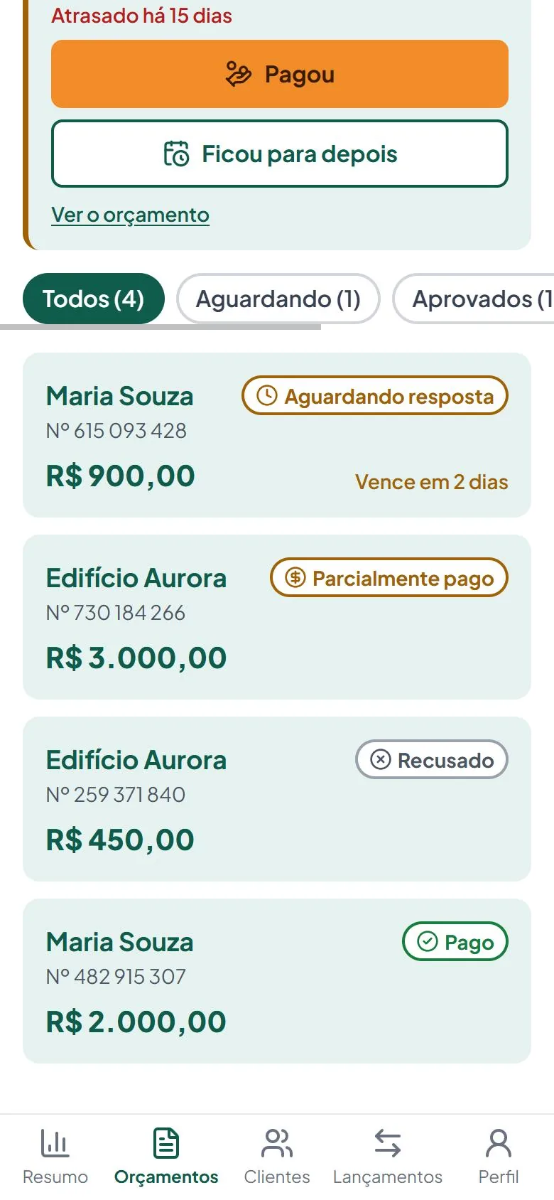 Lista de orçamentos no celular, com abas por situação e quatro orçamentos marcados como aguardando resposta, parcialmente pago, recusado e pago.